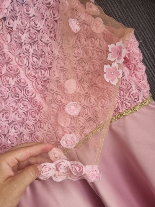 Rochie eleganta arata foarte bine!