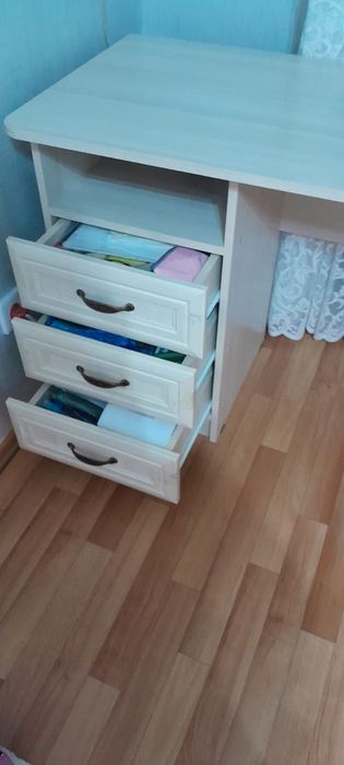 Стол с тумбочкой