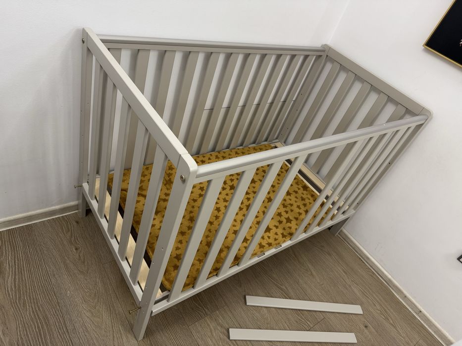 Patut din lemn Bebe, fara saltea. Folosit 4 luni, inca in garantie.