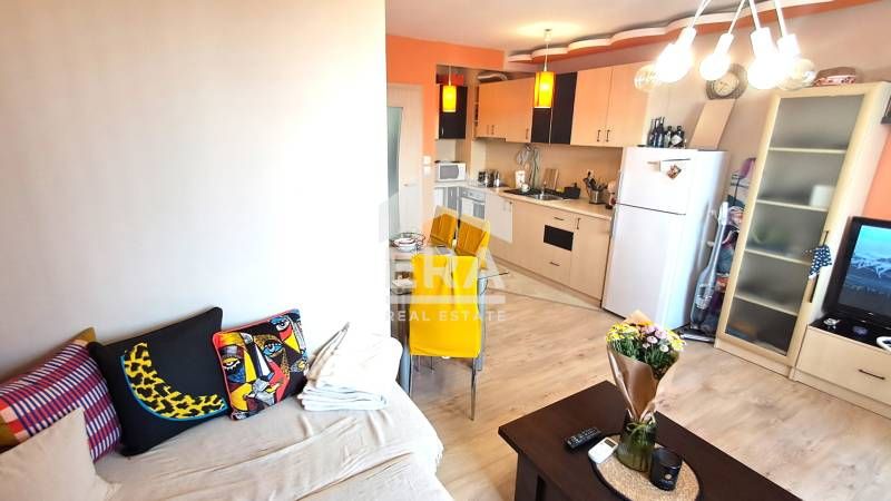 Дава се под наем Двустаен апартамент в Варна, Цветен квартал - 55 кв.м за 358 € - Снимка #1