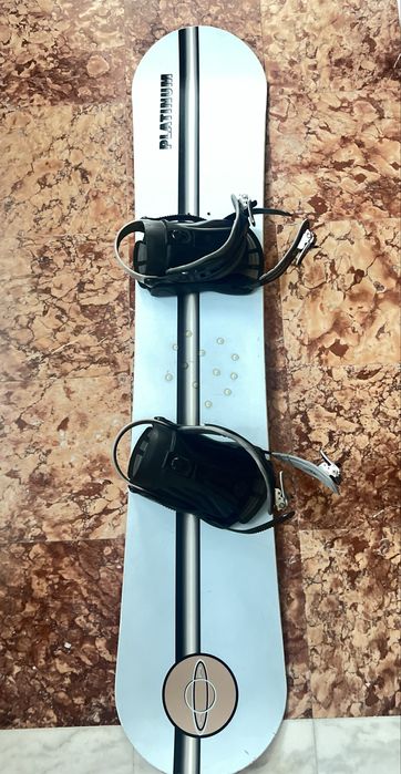 Snowboard cu tot cu legaturi.