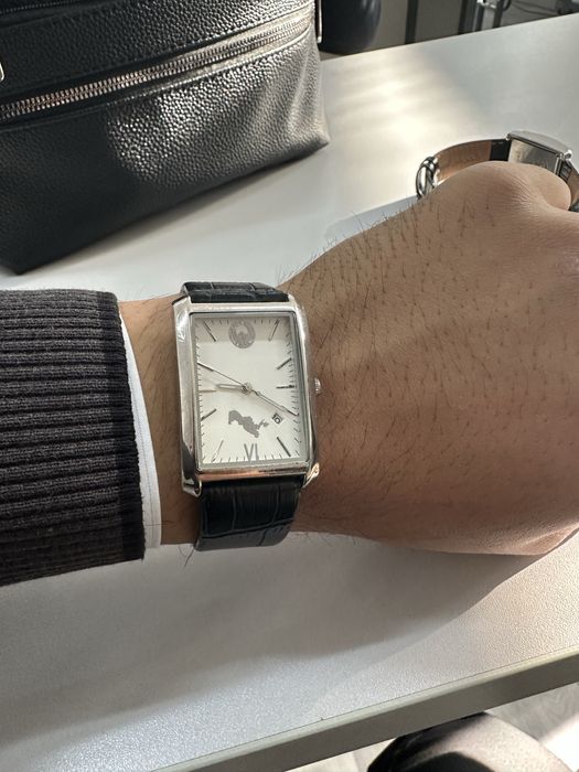 Klassik soat Gerb shakli tushurilgan zudlik bilan sotiladi