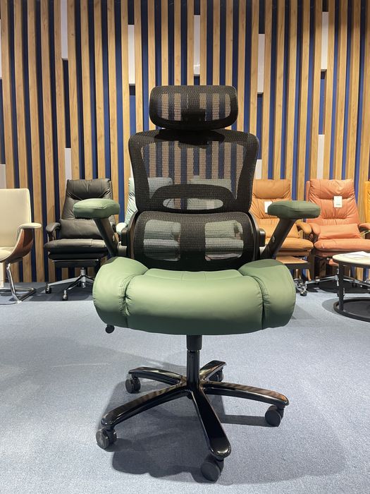 Офисное кресло для руководителя Mustang с макс нагрузкой до 200 кг