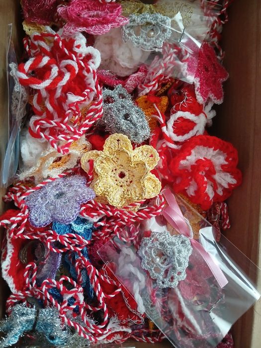 Мартеници на една кука