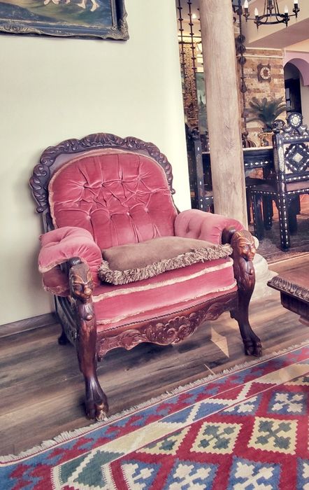 Dulap sculptat lemn masiv și fotoliu renastere