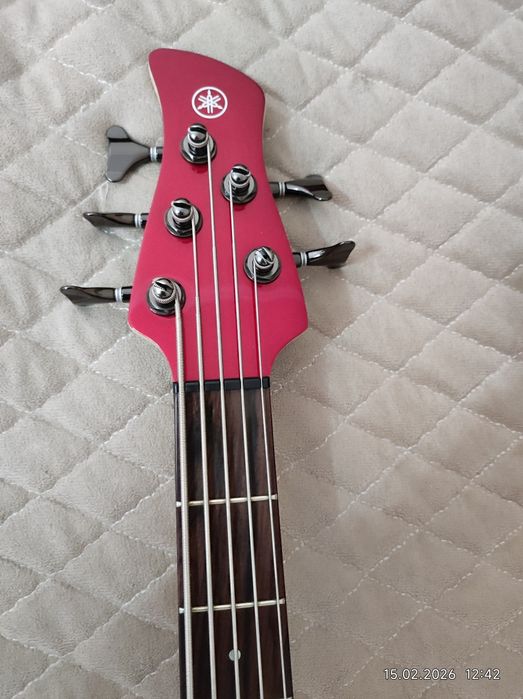 Бас гитара Yamaha бас-гитара TRBX305 CANDY APPLE RED красный