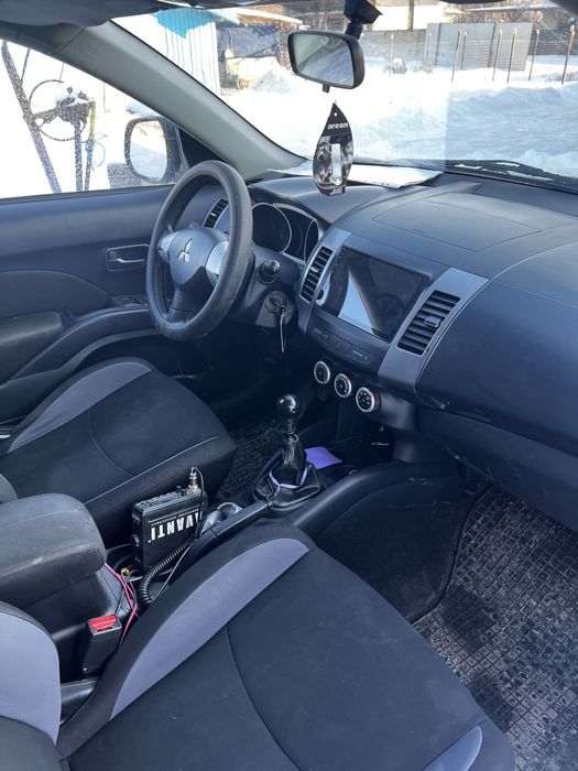 Vând Mitsubishi Outlander