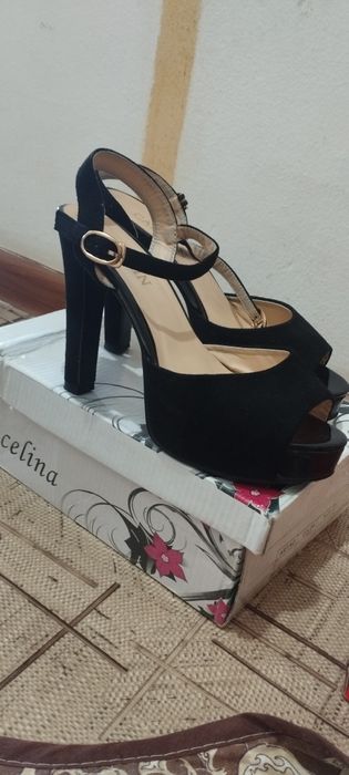 Продам туфли на высоких каблуках.