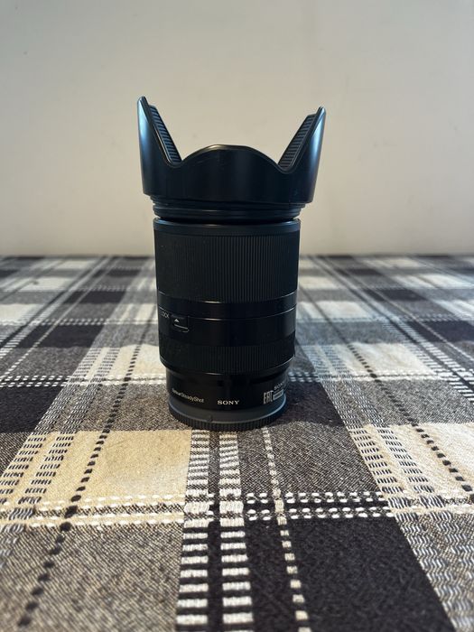 Обектив Sony 3.5-6.3f/18-200mm OSS със сенник