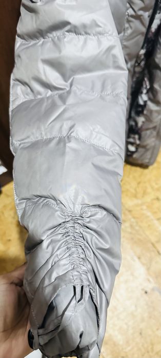 серая зимняя куртка