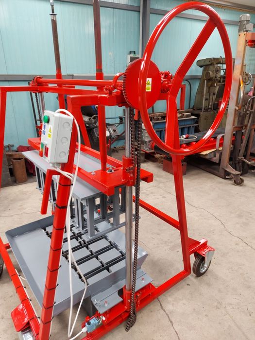 Presa / Masina /Vibropresa  boltari