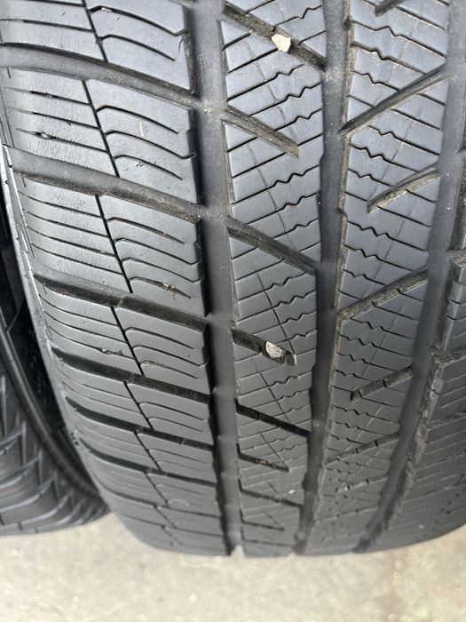 2 бр. зимни гуми  215/50/18 Barum DOT 3022 7+ mm