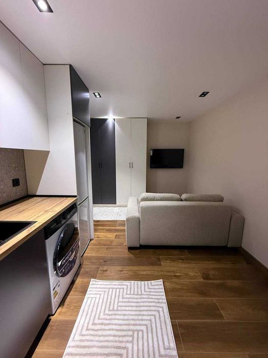 Улица Бабура,ТЦ Next  1в2/4/4  35м²  1-линия с видом на главную дорогу