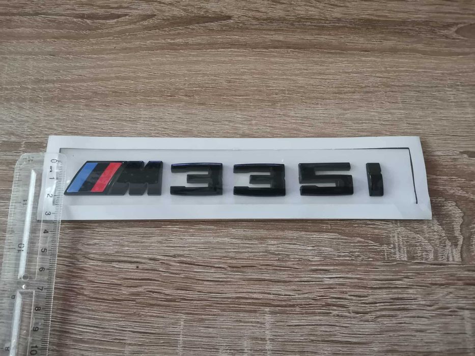 BMW М335i черен гланц емблема лого