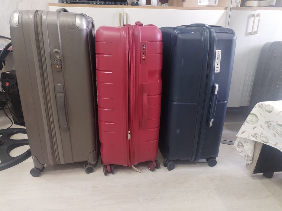 продам чемоданы большие и средние