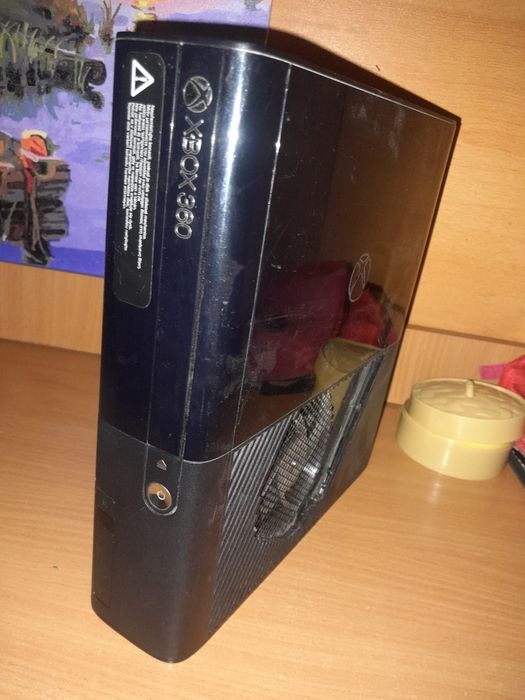 Продам Xbox 360 E в рабочем состоянии.