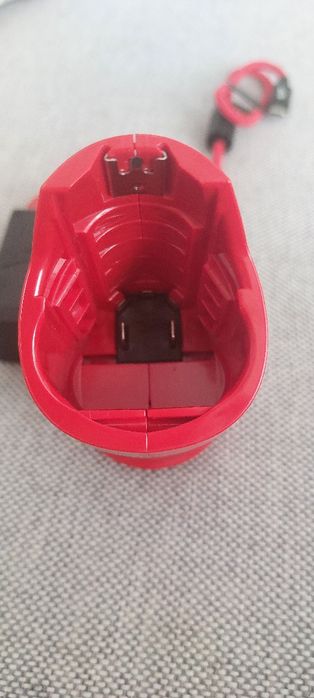 Încărcător compact M12 Milwaukee