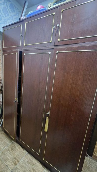 Шкаф для одежды с антресолью .