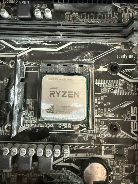Ryzen 5 2400G si placa de baza