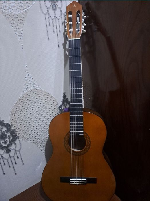 Гитара сотилади с 40 чихоли билан