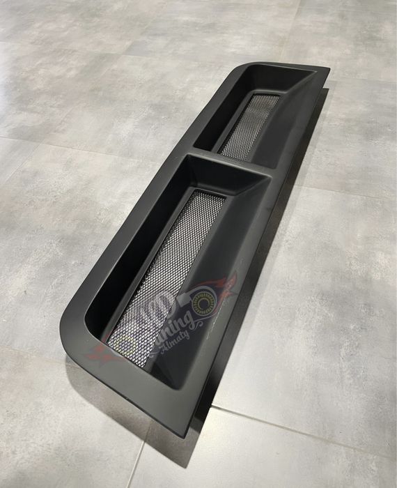 Универсальная вставка в капот