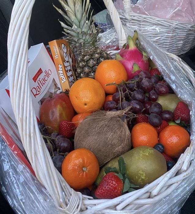 Фрукты и сладости в корзине