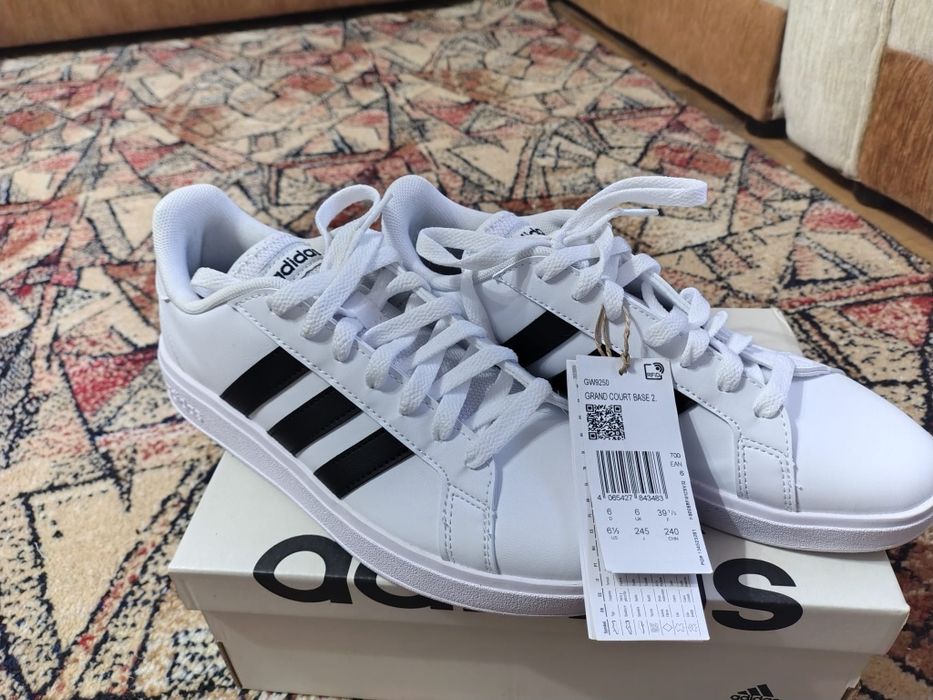 Se vinde adidași