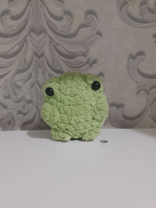 Вязаная игрушка лягушка