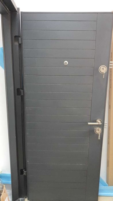 Usa metalica Arta Door provenita dintr o mutare de magazin , super reducere de la 1600 la 750.