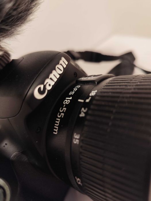Vând cameră foto Canon 200d