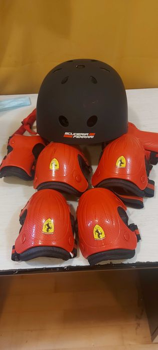 Ферари Каска и протектори за колене, лакти и китки
