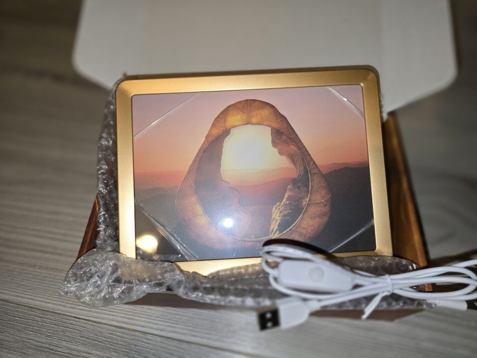 Vand lampa veghe , tablou iqos cu rama aurie Nou