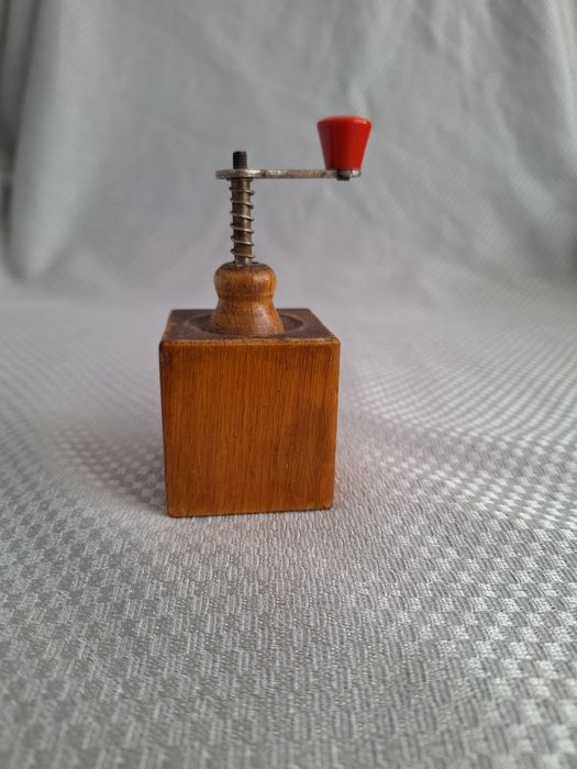 Ретро мелничка за подправки