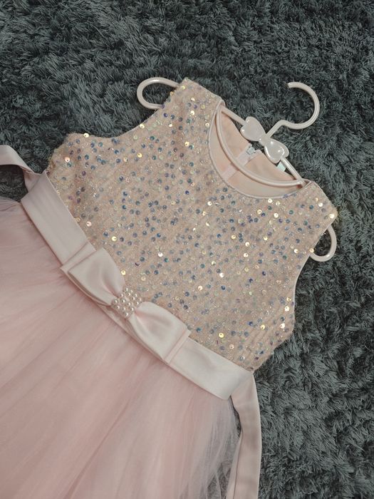 Продам нарядное платье для девочки 110р