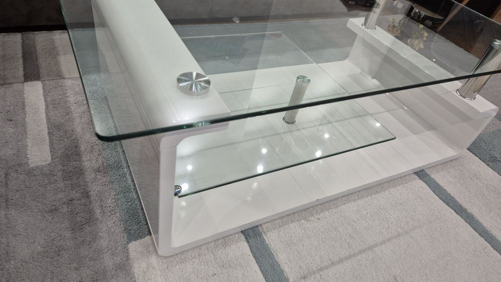 Бяла холна стъклена маса