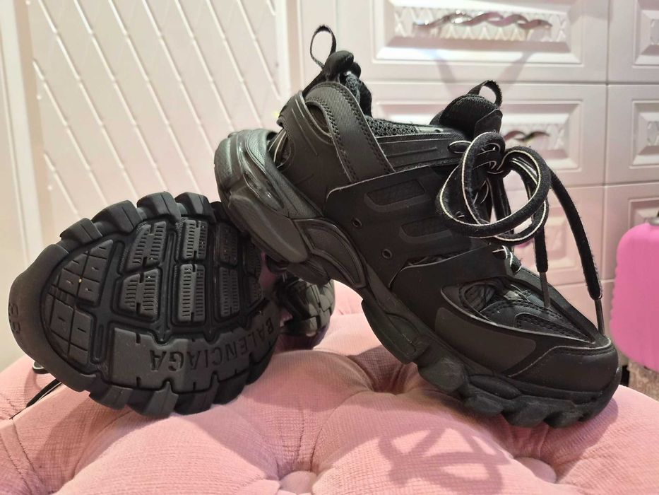 Продавам дамски обувки Balenciaga Trak