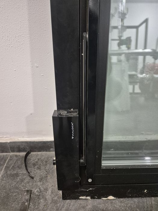 Алуминиева врата с каса троен стъклопакет