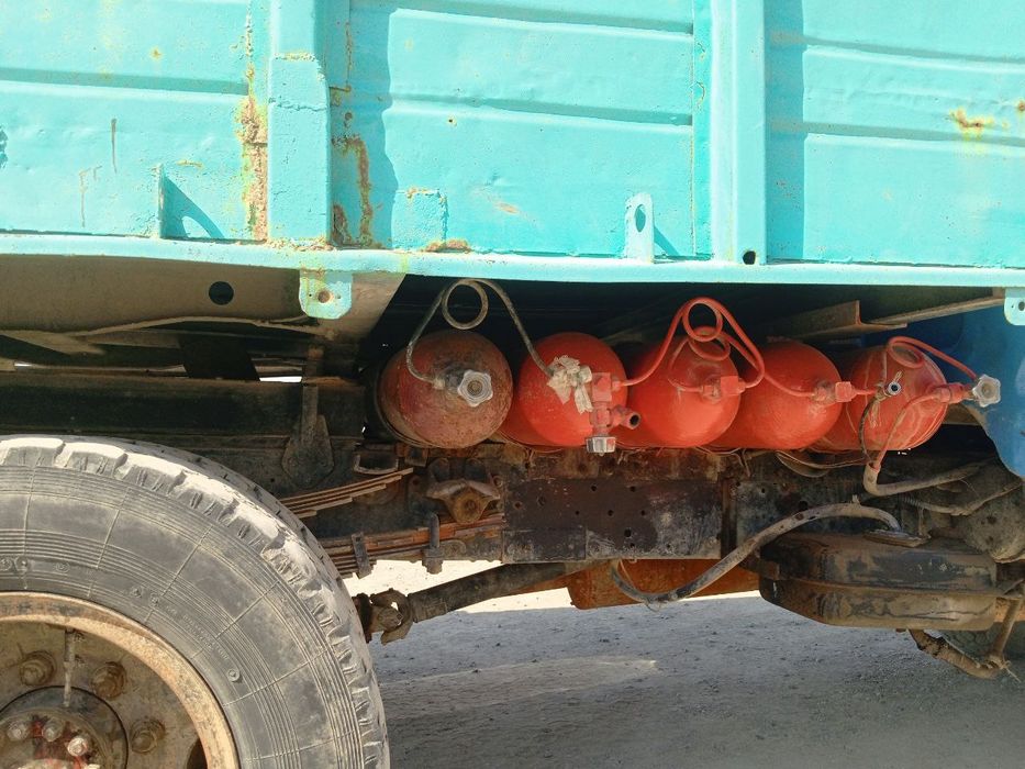 Zil 130 sotiladi. Samasvallari ko'taradi. Holati yaxshi ishlab turgan