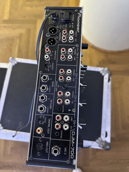 Pioneer DJM-700 Silver + Flight Case