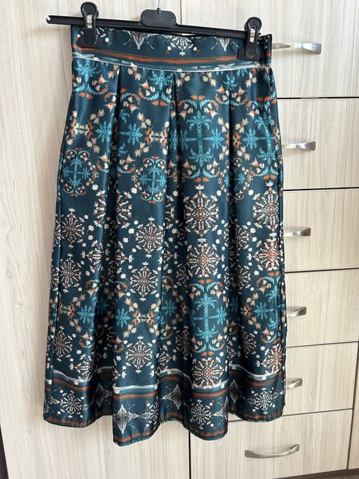 Пола от плътен сатен