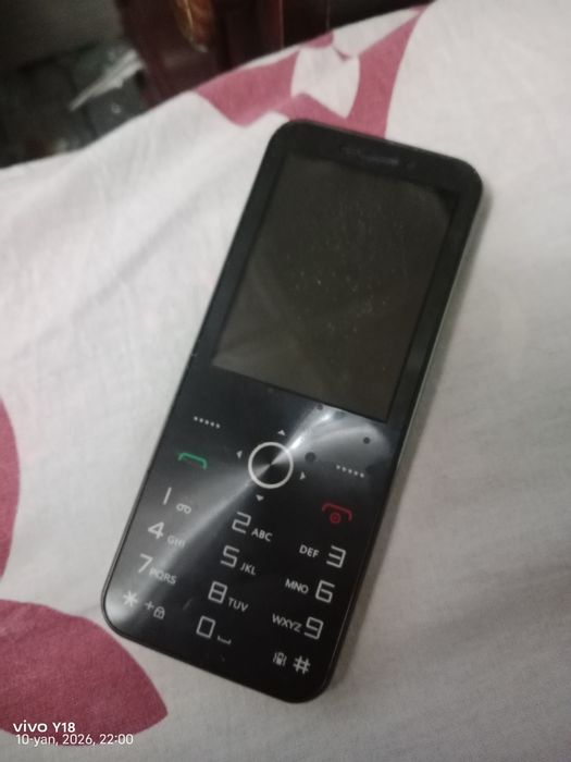 iPhone 14 madeli koʻrinishida knopkali telefon.