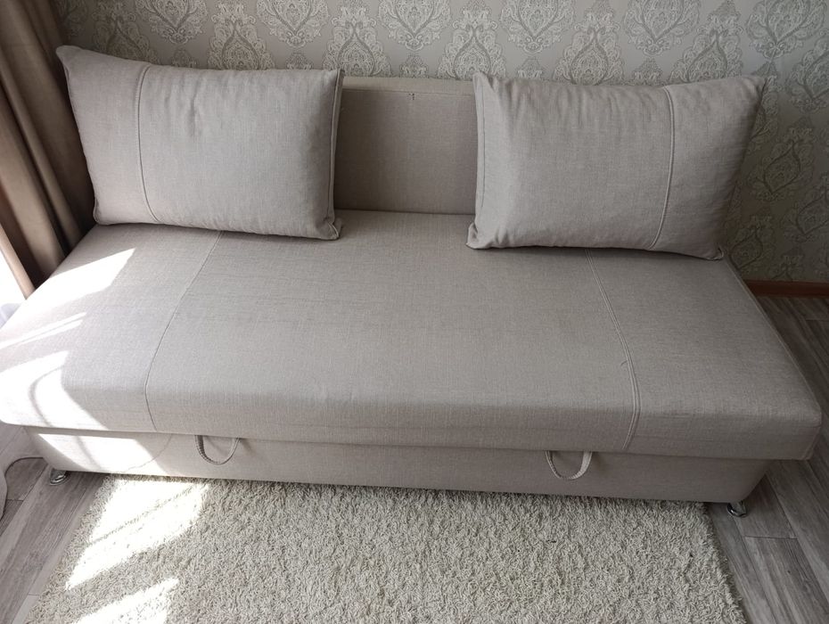 Продам тахту с двумя подушками