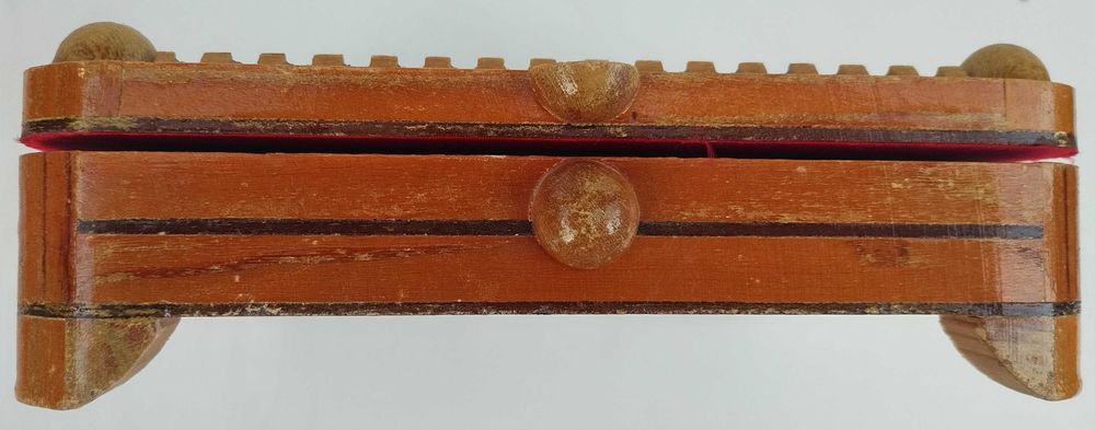 Специална дървена кутия с история, за съхранение на бижута или бижутерия.