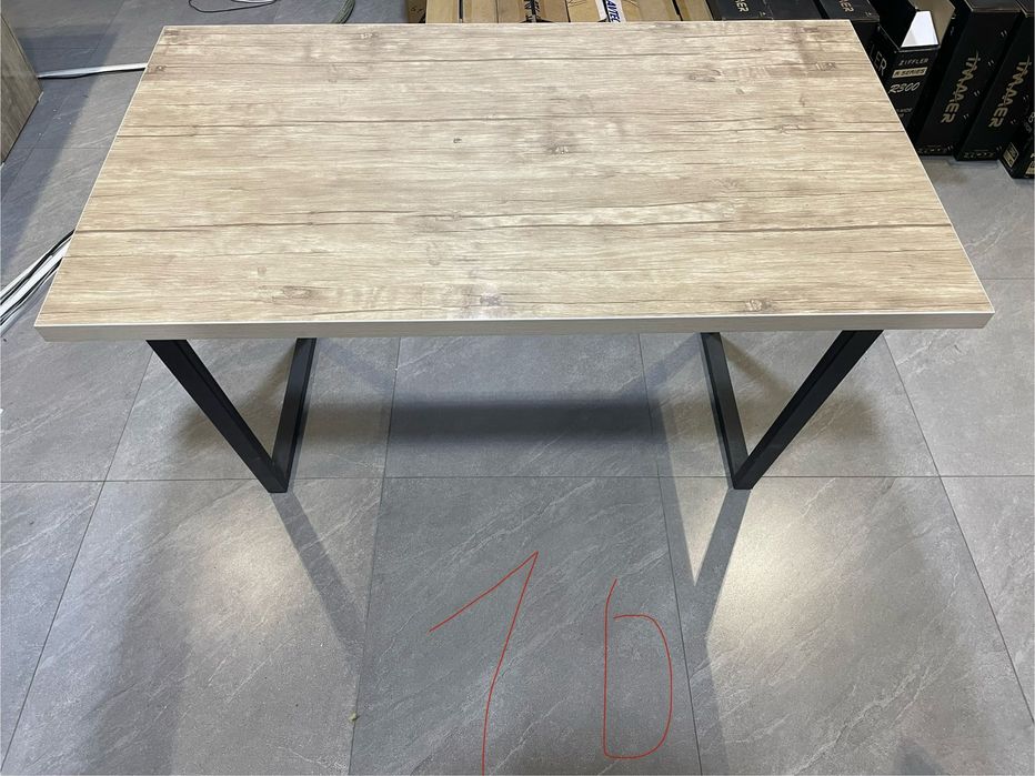 Продаются стол и стулья по выгодным ценам