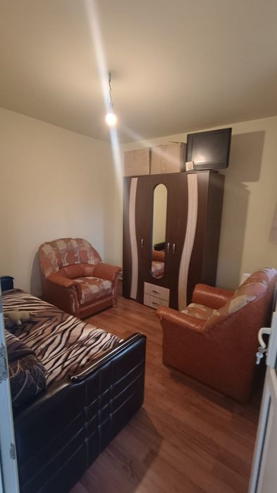 Vând casa la intrarea in Smeura,la un  1km de sensul giratoriu Trivale