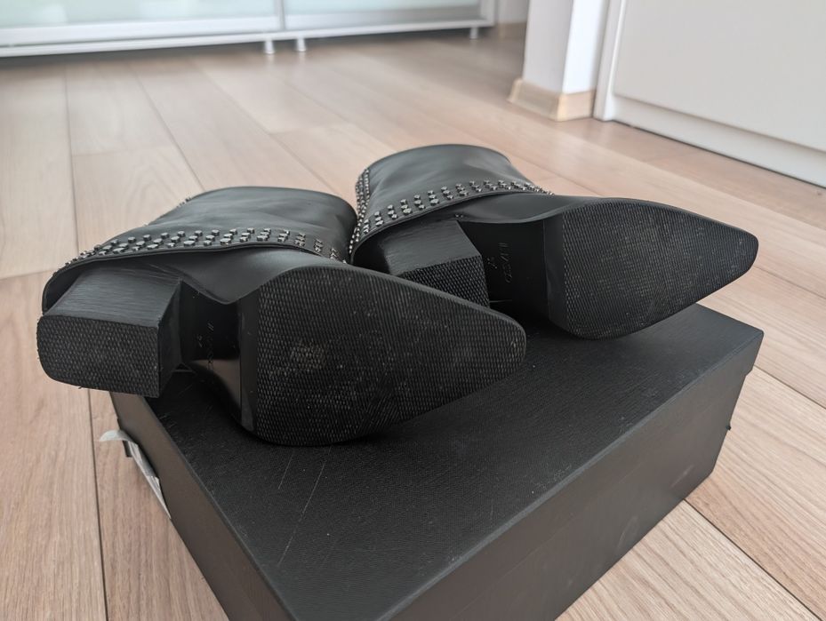 Vând botine IlPasso, negre, mărimea 37, purtate o singura data.