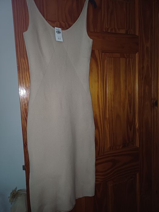 Vand rochie noua, de dama ,de la firma Abercrombie &Fitch, marimea M.
