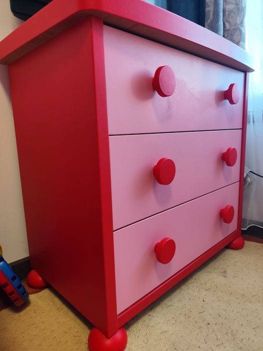 Pat  roz  fetiță + comodă  cu sertare