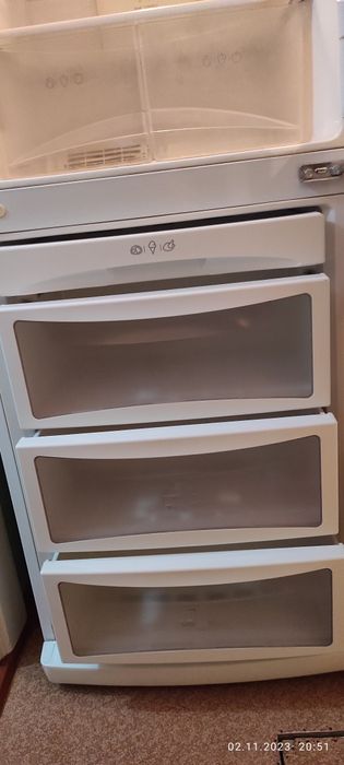 Продается двухкамерный холодильник