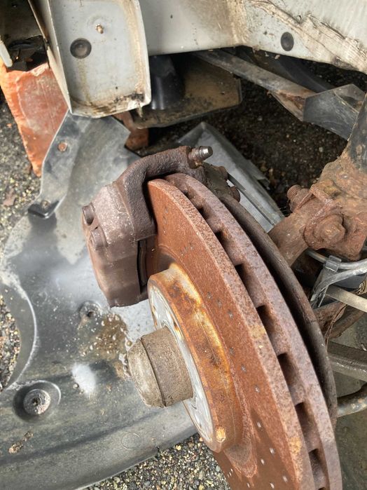 Спирачки апарати 4бутални 330мм надупчени дискове мерцедес слк350